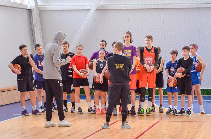 Group of people playing mini football Группа людей играющих в мини-футбол