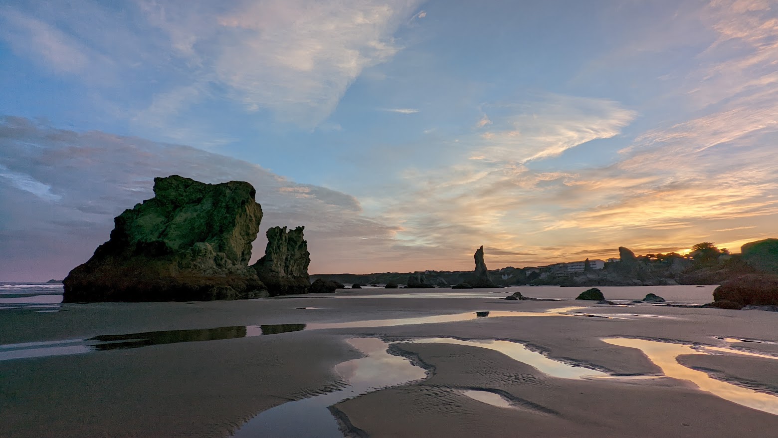 Sunrise at Face Rock Viewpoint in Bandon, Oregon as dawn approaches