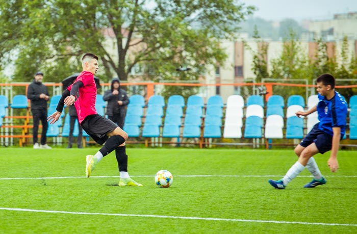 Group of people playing mini football Группа людей играющих в мини-футбол