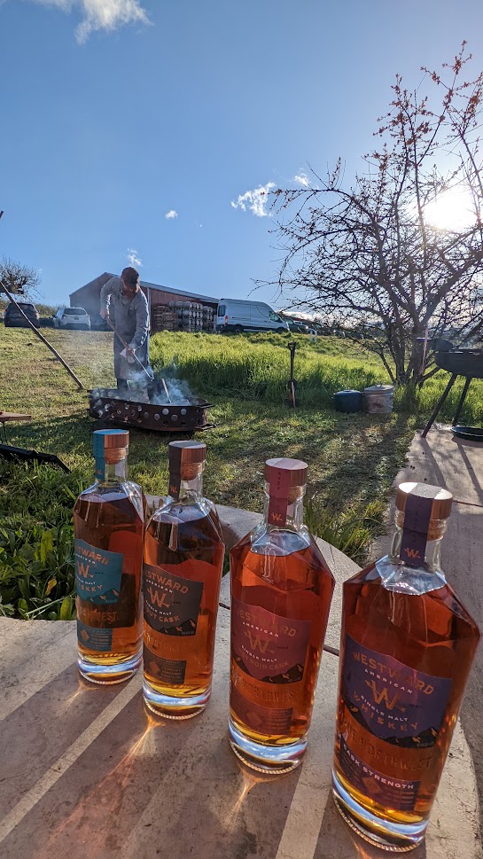 Pink Moon Dinner with Tournant took place at the winery Dominio IV in Carlton, inside their historic and renovated red barn. In the back of the barn an open outdoor kitchen was created using wooden planks and a fire pit and open grill