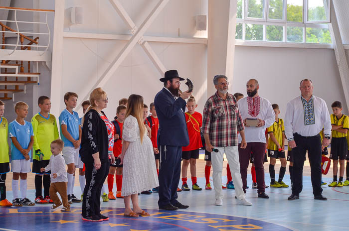 Group of people playing mini football Группа людей играющих в мини-футбол