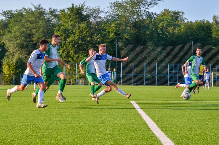 Group of people playing mini football Группа людей играющих в мини-футбол