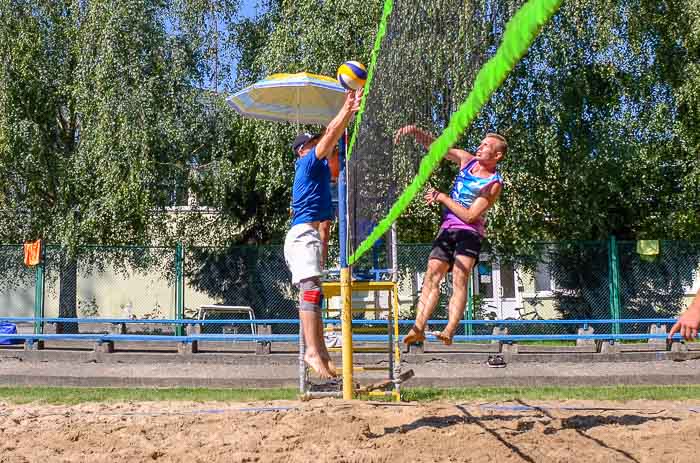 Group of people playing volleyball Группа людей играющих в волейбол