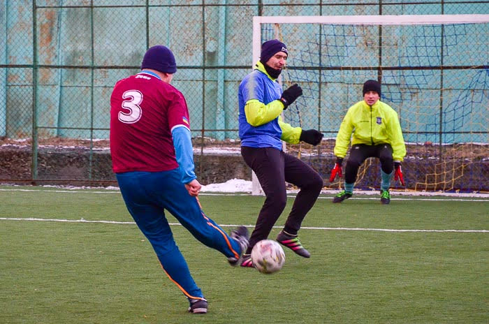 Group of people playing mini football Группа людей играющих в мини-футбол