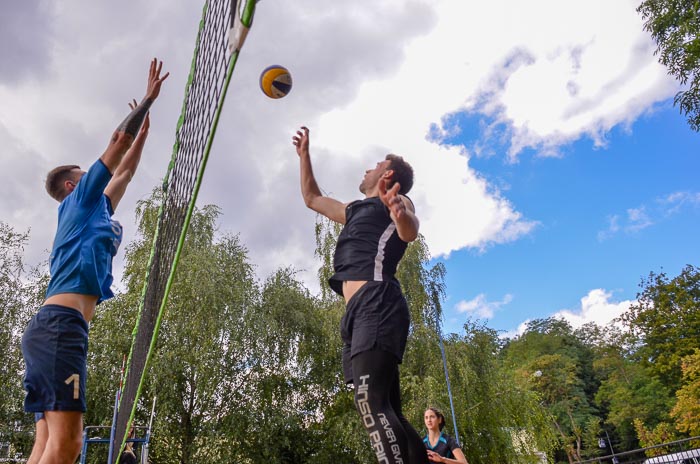 Group of people playing volleyball Группа людей играющих в волейбол