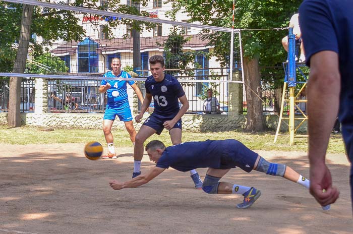 Group of people playing volleyball Группа людей играющих в волейбол