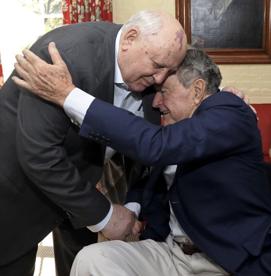 Zľava: Gorbačov a Bush