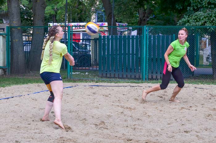 Group of people playing volleyball Группа людей играющих в волейбол