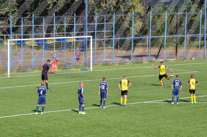 Group of people playing mini football Группа людей играющих в мини-футбол