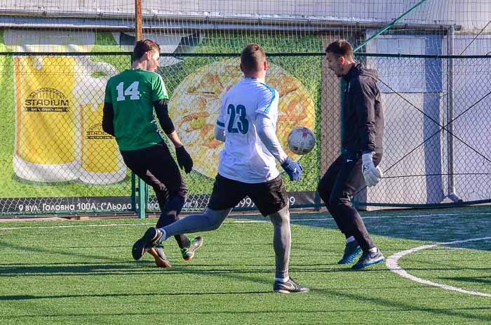 Group of people playing mini football Группа людей играющих в мини-футбол