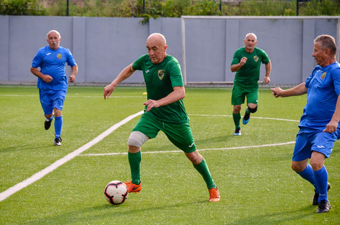 Group of people playing mini football Группа людей играющих в мини-футбол