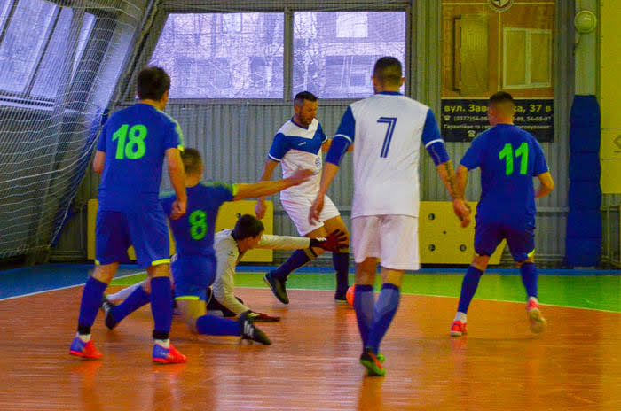 Group of people playing mini football Группа людей играющих в мини-футбол