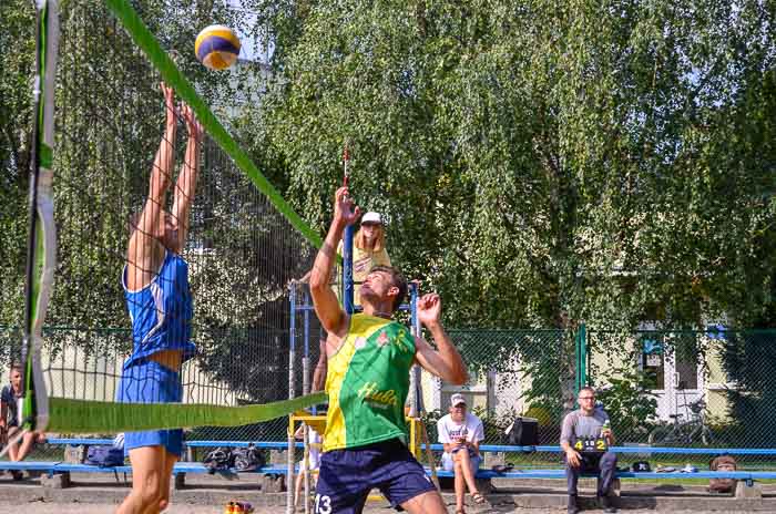 Group of people playing volleyball Группа людей играющих в волейбол