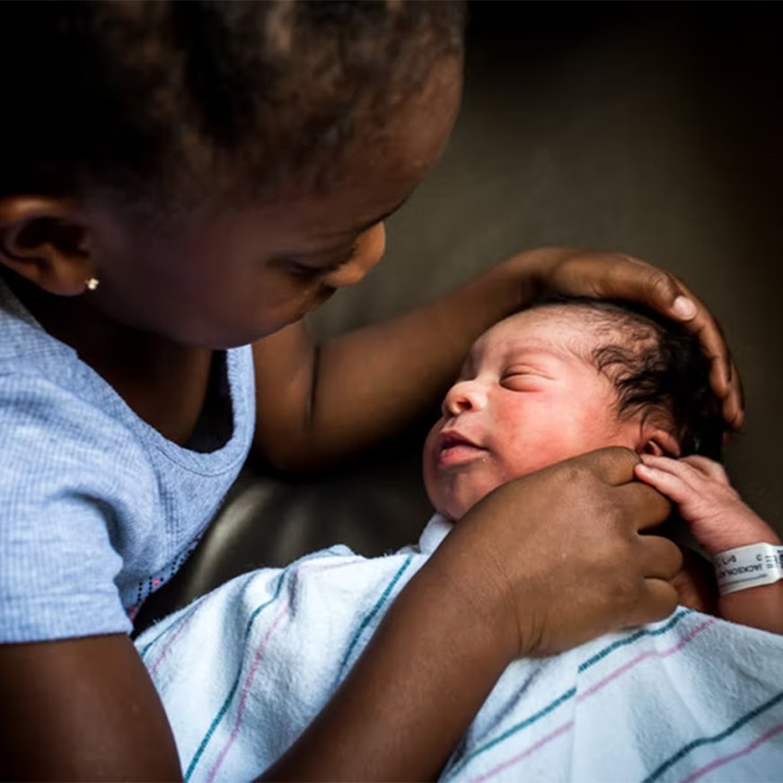 10 Moving Photos Of Siblings Meeting For The First Time