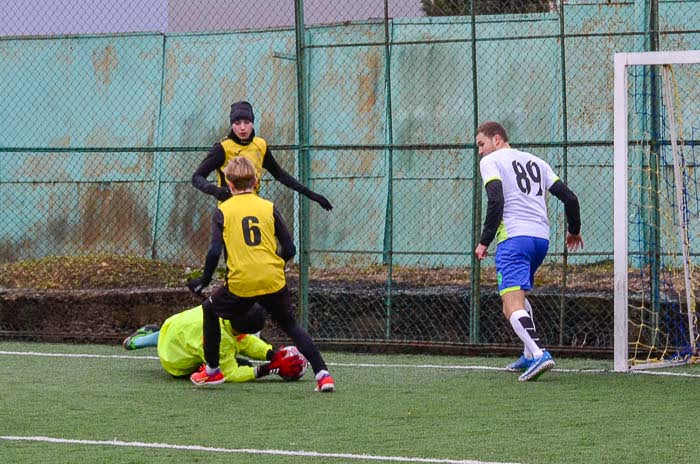 Group of people playing mini football Группа людей играющих в мини-футбол