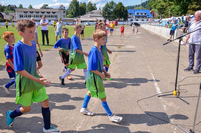 Group of people playing mini football Группа людей играющих в мини-футбол