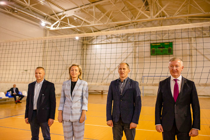 Group of people playing mini football Группа людей играющих в мини-футбол