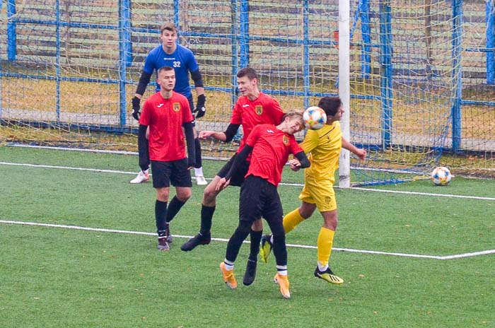 Group of people playing mini football Группа людей играющих в мини-футбол