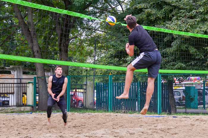 Group of people playing volleyball Группа людей играющих в волейбол