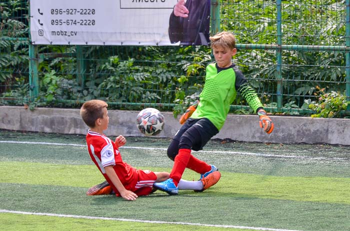 Group of people playing mini football Группа людей играющих в мини-футбол