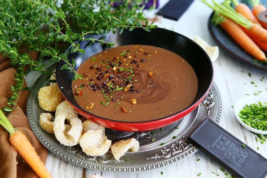 Spicy Kidney Bean Dip with Dark Chocolate