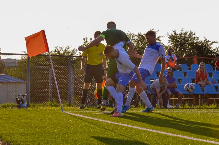 Group of people playing mini football Группа людей играющих в мини-футбол