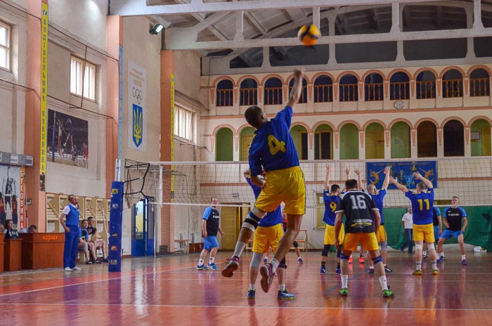 Group of people playing volleyball Группа людей играющих в волейбол