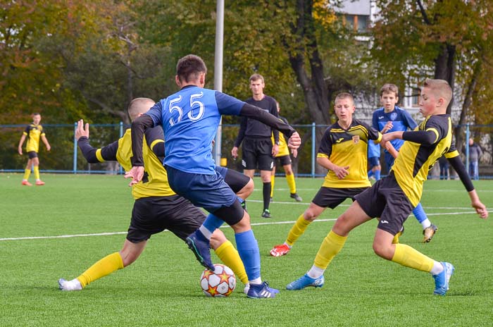 Group of people playing mini football Группа людей играющих в мини-футбол