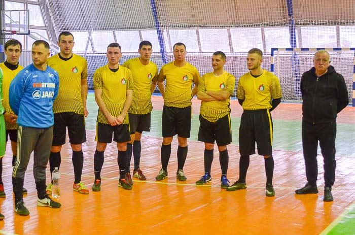 Group of people playing mini football Группа людей играющих в мини-футбол