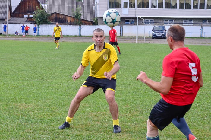 Group of people playing mini football Группа людей играющих в мини-футбол