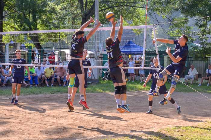 Group of people playing volleyball Группа людей играющих в волейбол