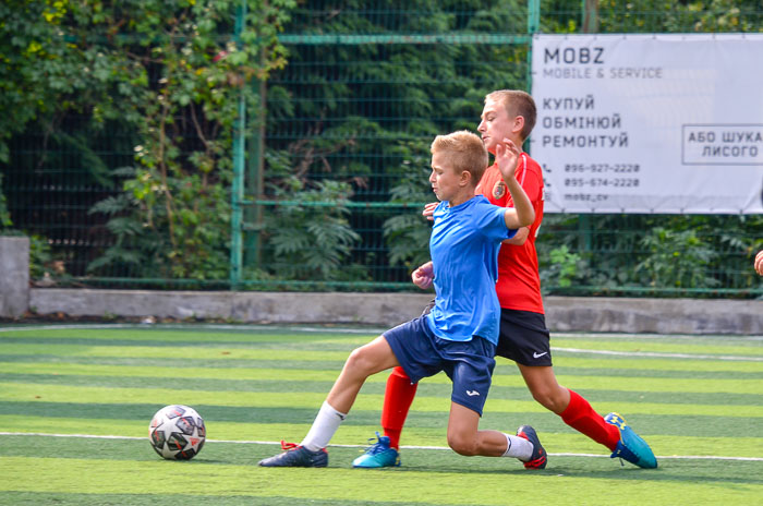 Group of people playing mini football Группа людей играющих в мини-футбол