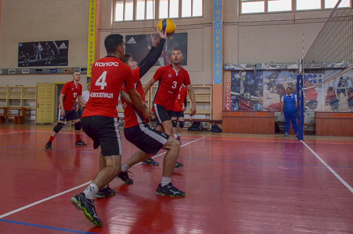 Group of people playing volleyball Группа людей играющих в волейбол