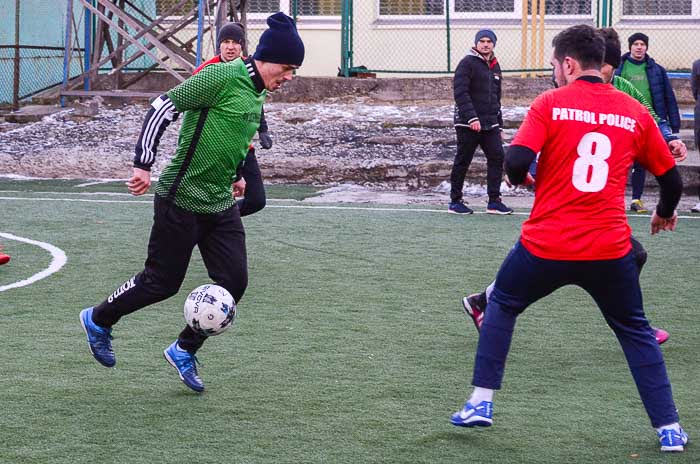 Group of people playing mini football Группа людей играющих в мини-футбол