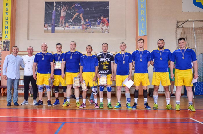 Group of people playing volleyball Группа людей играющих в волейбол