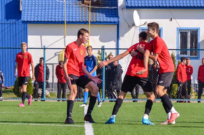 Group of people playing mini football Группа людей играющих в мини-футбол