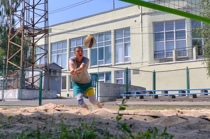 Group of people playing volleyball Группа людей играющих в волейбол