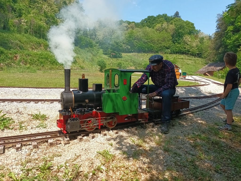 Češki tramvaj u M 1:6 AM-JKLXh5Qx-2gzxkOQS9g9iXGwakHYohQoTX-jhlxuuxifcdDkKzTnsouAqjuQyJLAEqs6FX91lu194MlbggonVqcl2egVa0ZF0OeaNvOIESIWi2M5B_NHBf0Oe4ef9iCyQSB7h64N8gGJtigqTB4-gTcpVMg=w1024-h768-no?authuser=0
