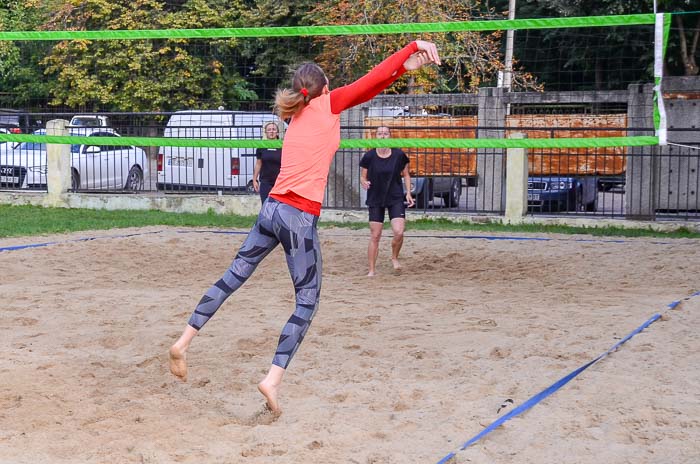 Group of people playing volleyball Группа людей играющих в волейбол