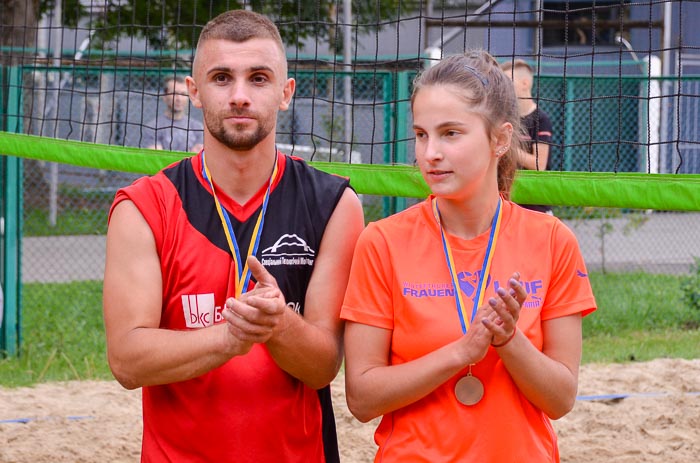 Group of people playing volleyball Группа людей играющих в волейбол