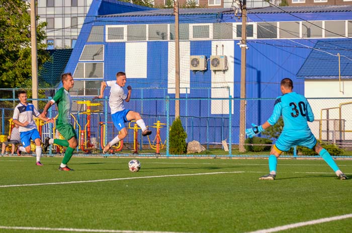 Group of people playing mini football Группа людей играющих в мини-футбол