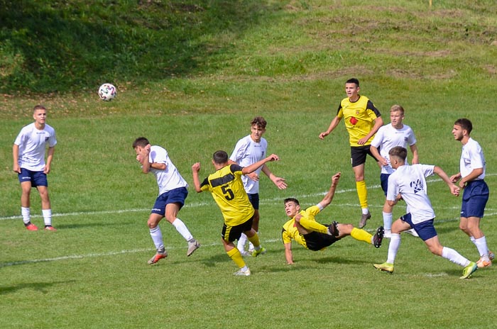 Group of people playing mini football Группа людей играющих в мини-футбол