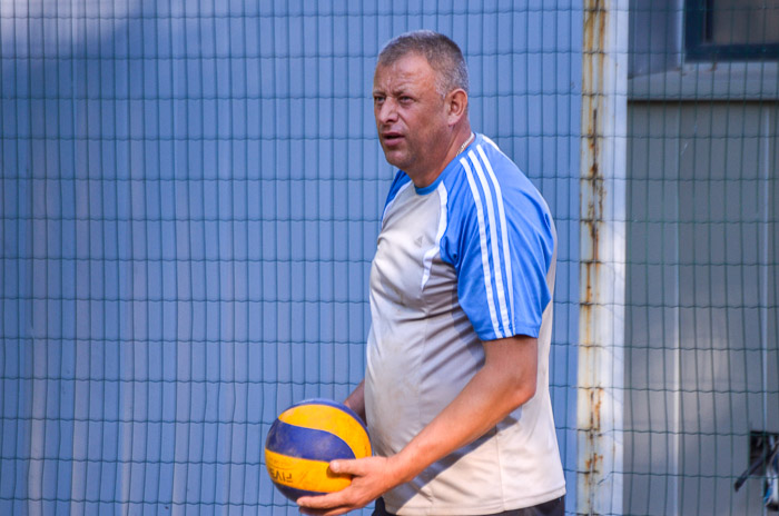 Group of people playing volleyball Группа людей играющих в волейбол