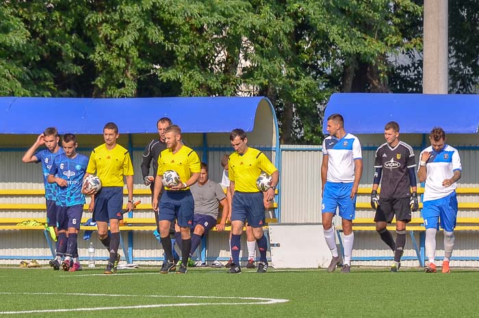 Group of people playing mini football Группа людей играющих в мини-футбол