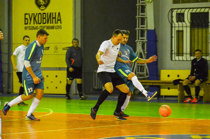 Group of people playing mini football Группа людей играющих в мини-футбол