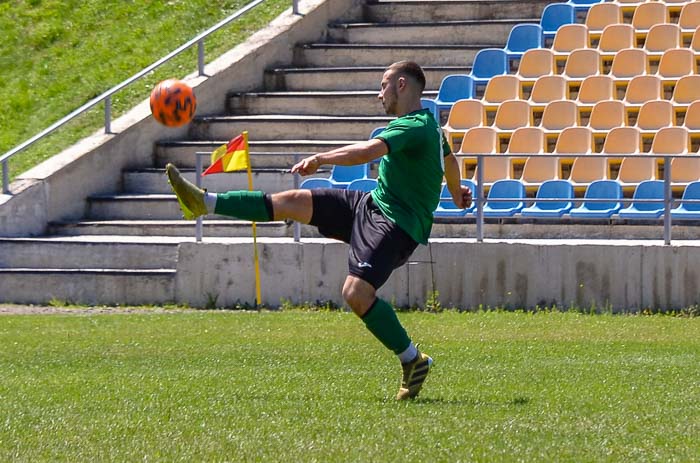 Group of people playing mini football Группа людей играющих в мини-футбол