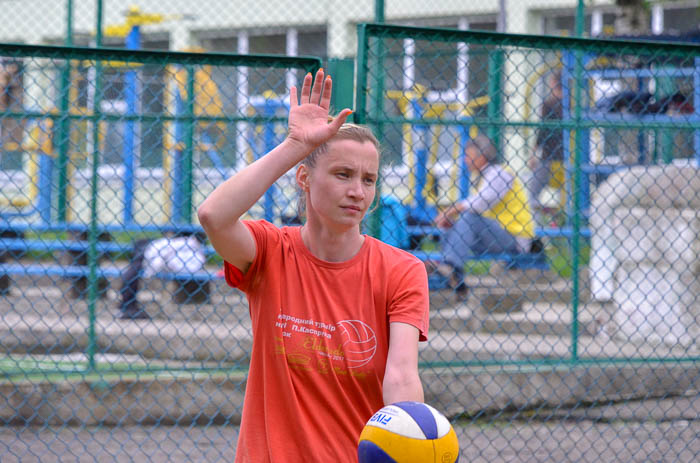 Group of people playing volleyball Группа людей играющих в волейбол