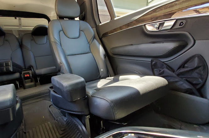 XC90 Adjusting the head restraints in the second seat row