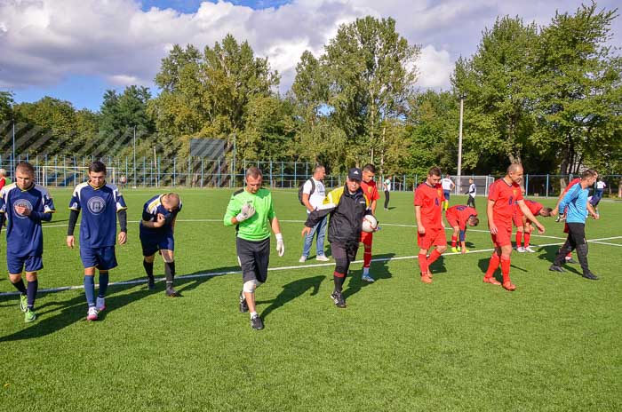 Group of people playing mini football Группа людей играющих в мини-футбол