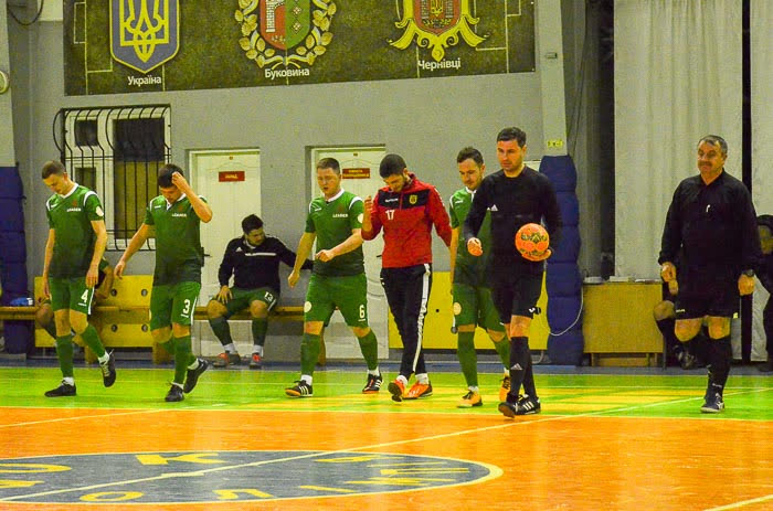 Group of people playing mini football Группа людей играющих в мини-футбол